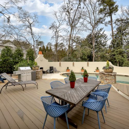 Patio dining area w/ seamless flow to grill & outdoor living space