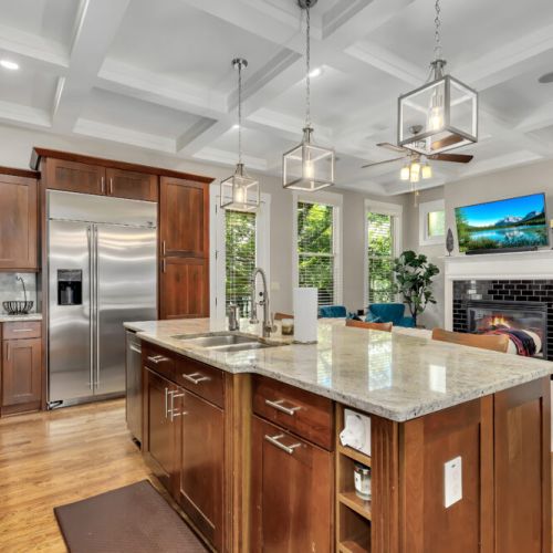 Kitchen island / Built-in refrigerator
