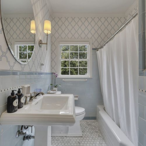 Common Area - Full bathtub with shower curtain (family-friendly)