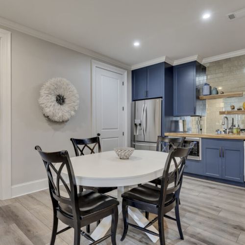 Bright lower kitchen w/ dining nook & modern finishes throughout