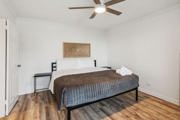 Walk to AmericMart/Aquarium, sleep 4 comfortably
