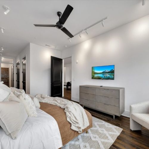Master Bed -Smart TV
