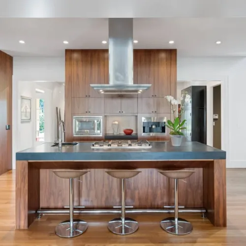 Large island w/ seating for multiple guests, ideal for gathering