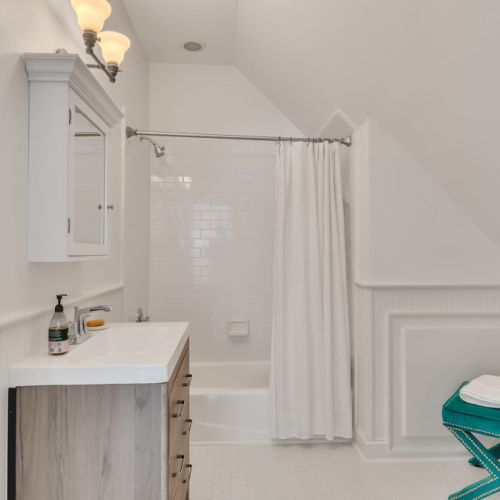 Bedroom 5 ensuite bathroom