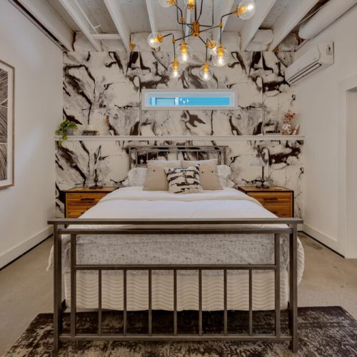 Statement wall goals! The marble-effect wallpaper