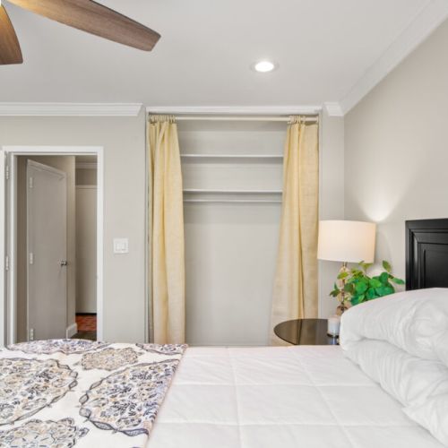 Master Bedroom - Queen