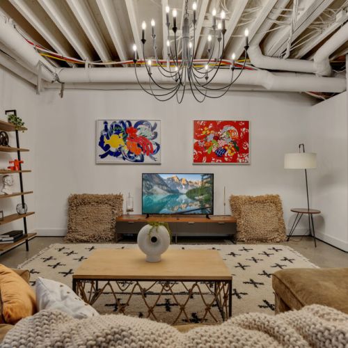 From exposed beams to bold art—a true lounge retreat for entertaining