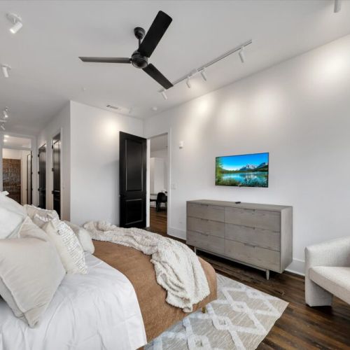 Master Bed -Smart TV