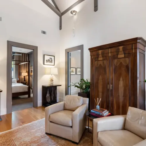Upper landing lounge w/ cozy seating & a quiet place to unwind