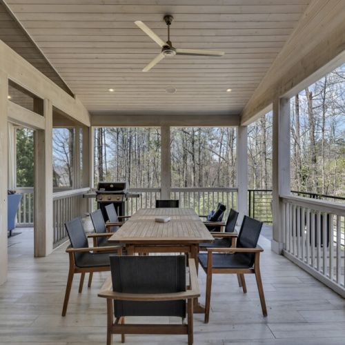 Screened porch w/ dining table, ideal for relaxed meals surrounded by nature
