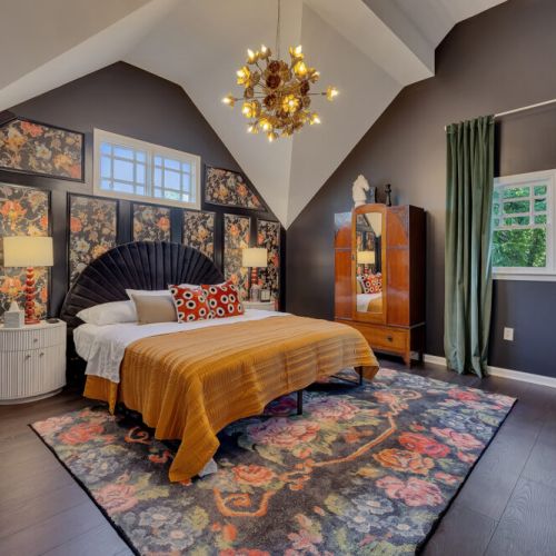 The room uses a high-contrast palette