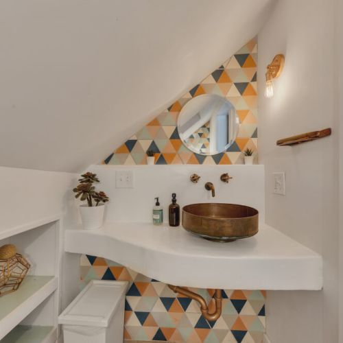 Chic black and white bathroom