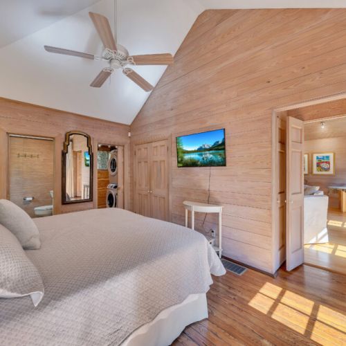 Master Bedroom - Ensuite Bathroom