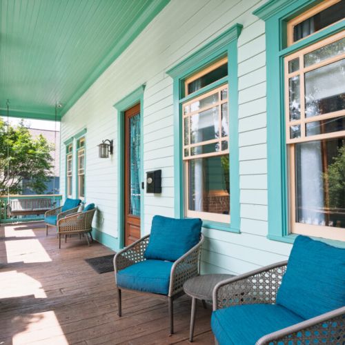 Porch perfection! Love this bold and bright color palette with the stunning teal accents.