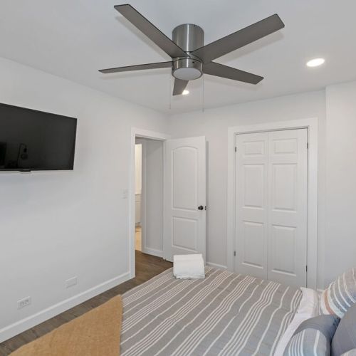 Master w King Bed, Smart TV and Ceiling Fan