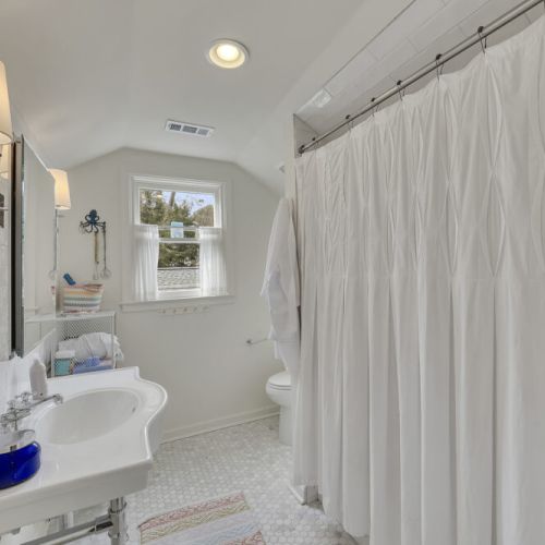 Bedroom 4 - en suite bathroom, Full bathtub with shower curtain (family-friendly)