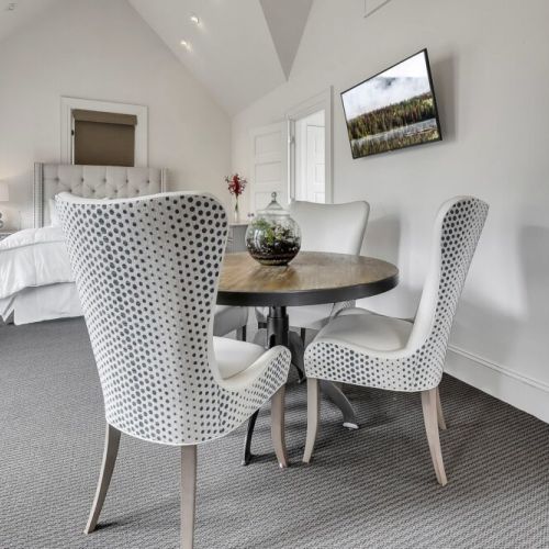 Private Guest House - Dining Table