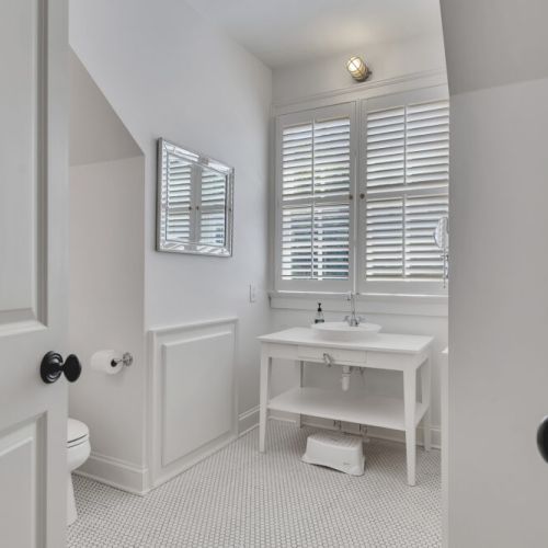 Bedroom 4 ensuite bathroom