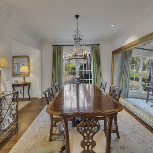 Dining - Beautiful chandelier