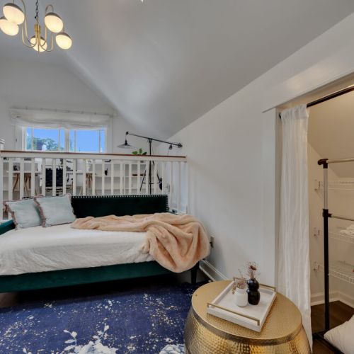 Loving the mix of emerald green and royal blue!