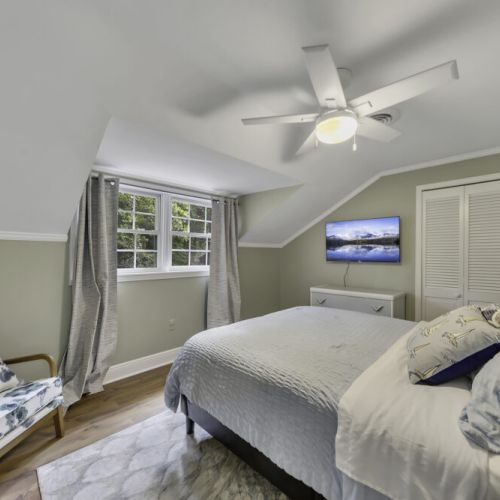 Ceiling fan with integrated light for customizable comfort