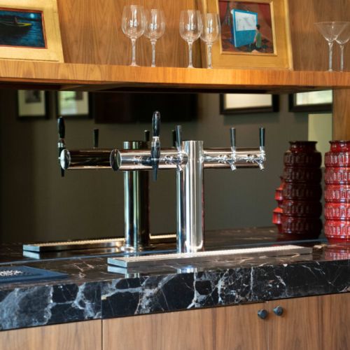 Bar area w/ dual taps for serving drinks in style
