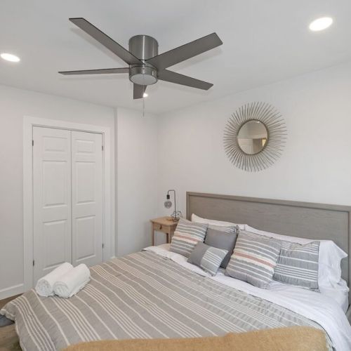 Master w King Bed, Smart TV and Ceiling Fan