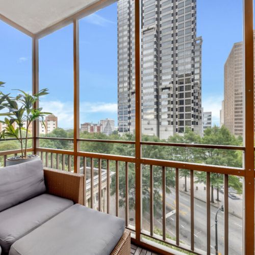 Private Balcony - Skyline Views