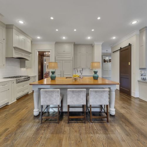 Kitchen Island - 3 bar stools