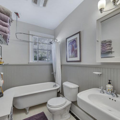 Bathroom 2 - Sparkling bathroom