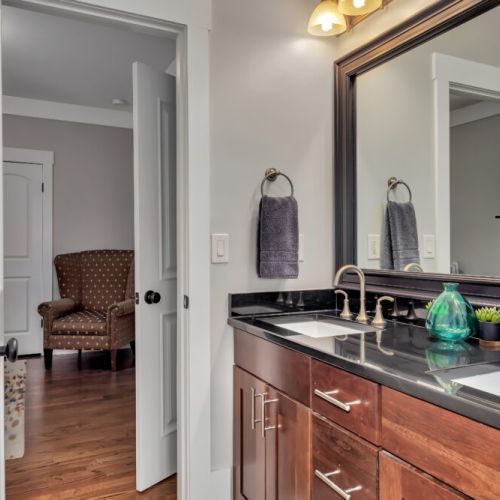 jack n jill bathroom