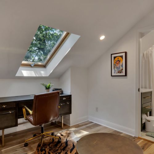 Bedroom 5 (desk) - Unit B