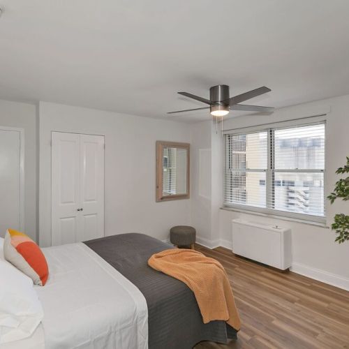 Queen Bed w smart TV and Cable