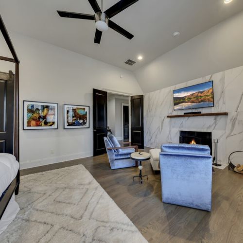 Cozy sitting area w/ fireplace & accent chairs, ideal for quiet evenings