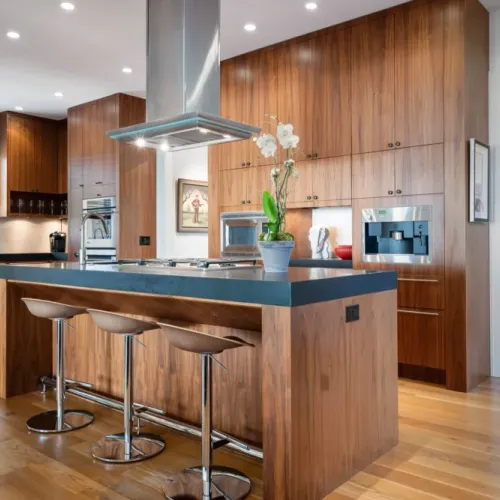 Spacious kitchen island w/ bar seating for casual meals & socializing