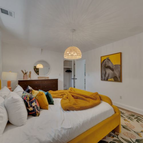 Bedroom (King) 5 - Unit B