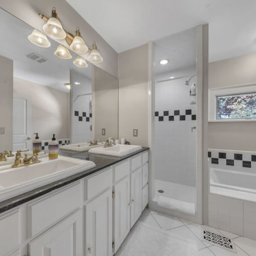 Bathroom 1 - Dual sink