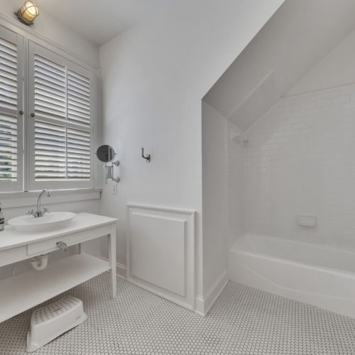 Bedroom 4 ensuite bathroom