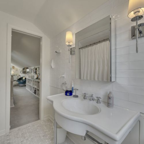 Bedroom 4 - en suite bathroom, Vintage-inspired pedestal sink
