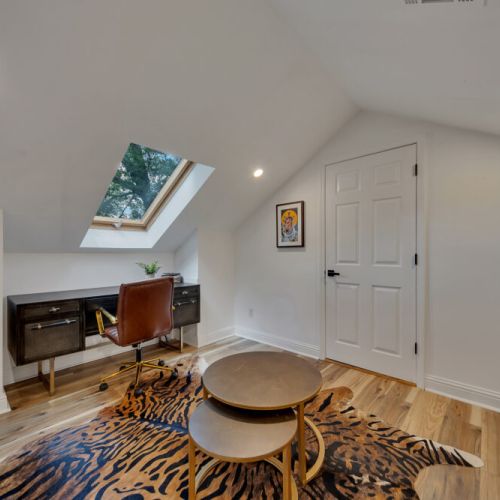 Bedroom 5 (desk) - Unit B