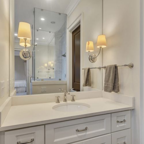 Bathroom 1 - Extended full-wall mirror