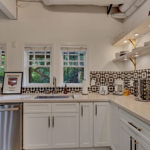 Obsessed with this patterned backsplash!