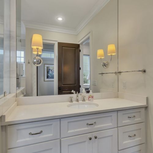 Bathroom 1 - Sparkling Bathroom