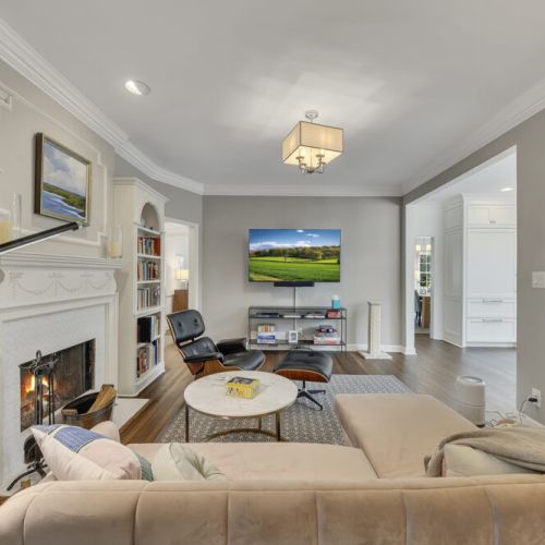Comfortable living area w/ fireplace & TV for relaxed evenings
