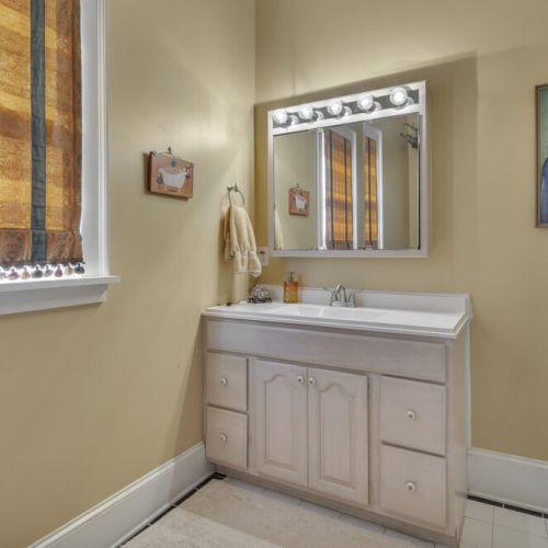 Bathroom 3 - Wash area with mirror