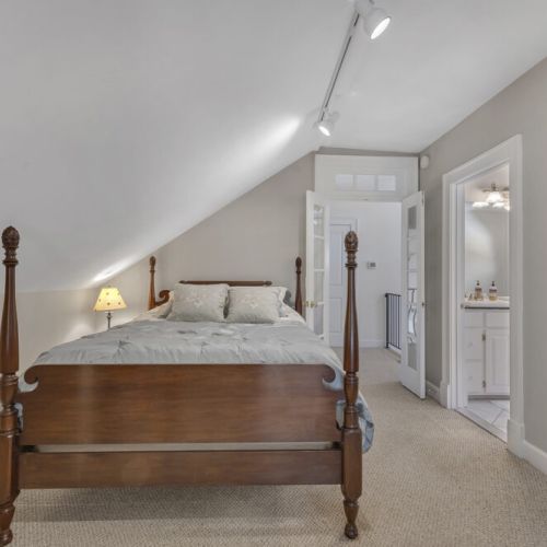 Bedroom 1 - Queen bed