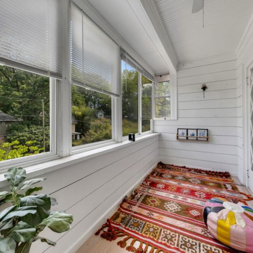 Unit 1 - Relaxing sunroom