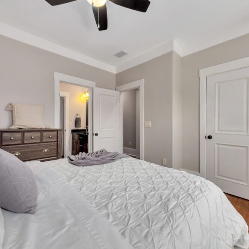 Second Bedroom (Queen) w adjoining jack n jill bathroom