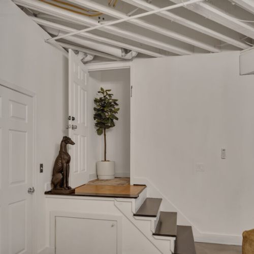 Love the contrast of the black stairs against the warm wood flooring!