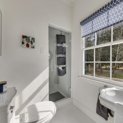 Bathroom w/ pedestal sink & clean, classic design